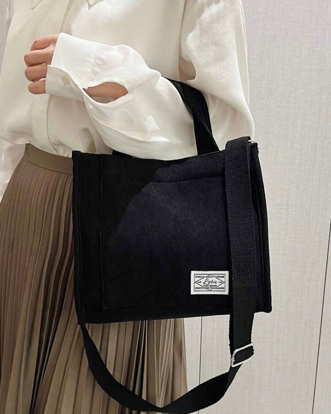 Bolso Cuadrado Negro con Correa Ajustable