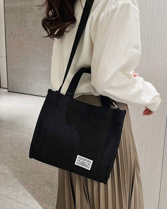 Bolso Cuadrado Negro con Correa Ajustable