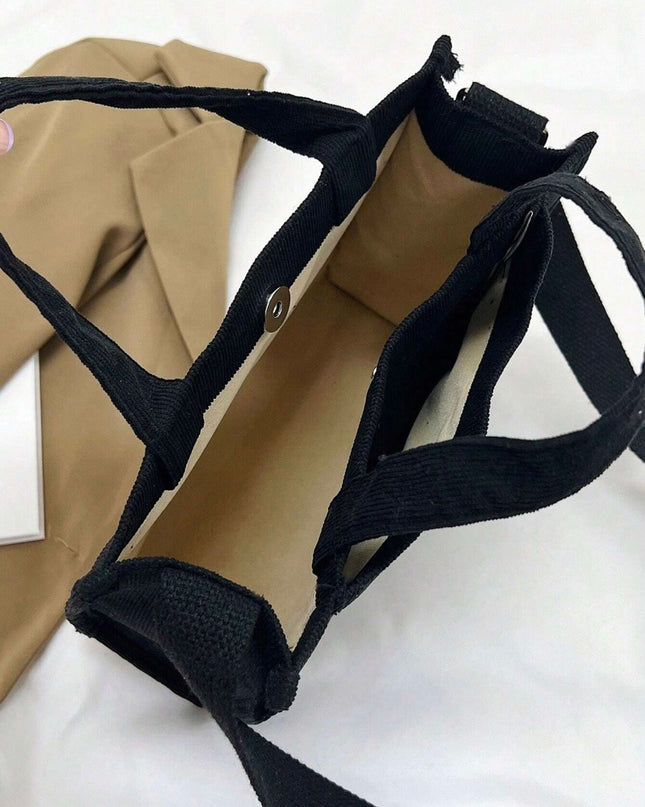 Bolso Cuadrado Negro con Correa Ajustable