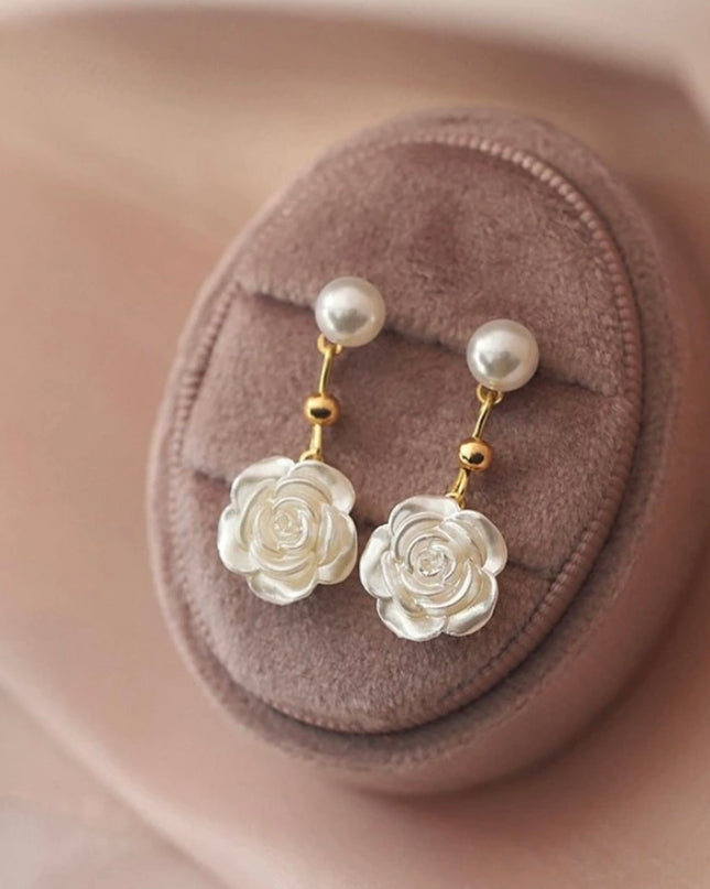 Aretes Cortos Rosa Blanca