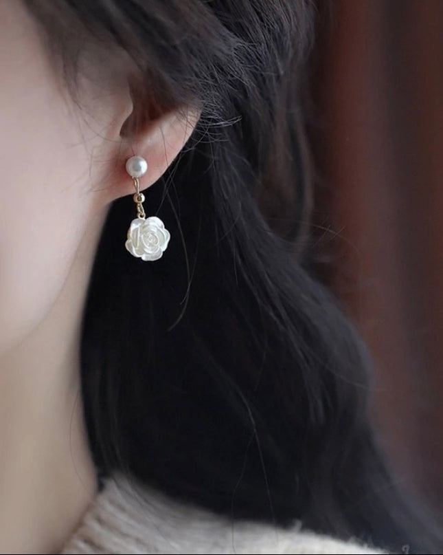 Aretes Cortos Rosa Blanca