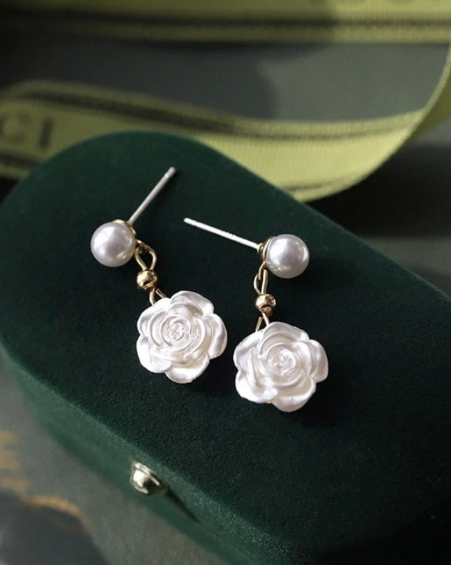 Aretes Cortos Rosa Blanca