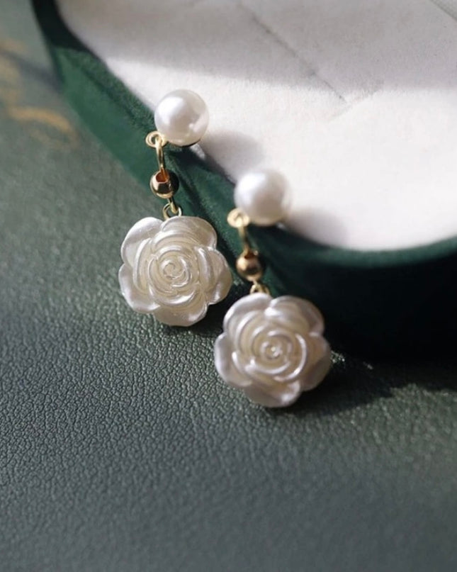 Aretes Cortos Rosa Blanca