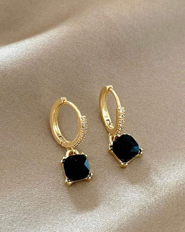 Aretes Cortos Dorados con Piedra Negra