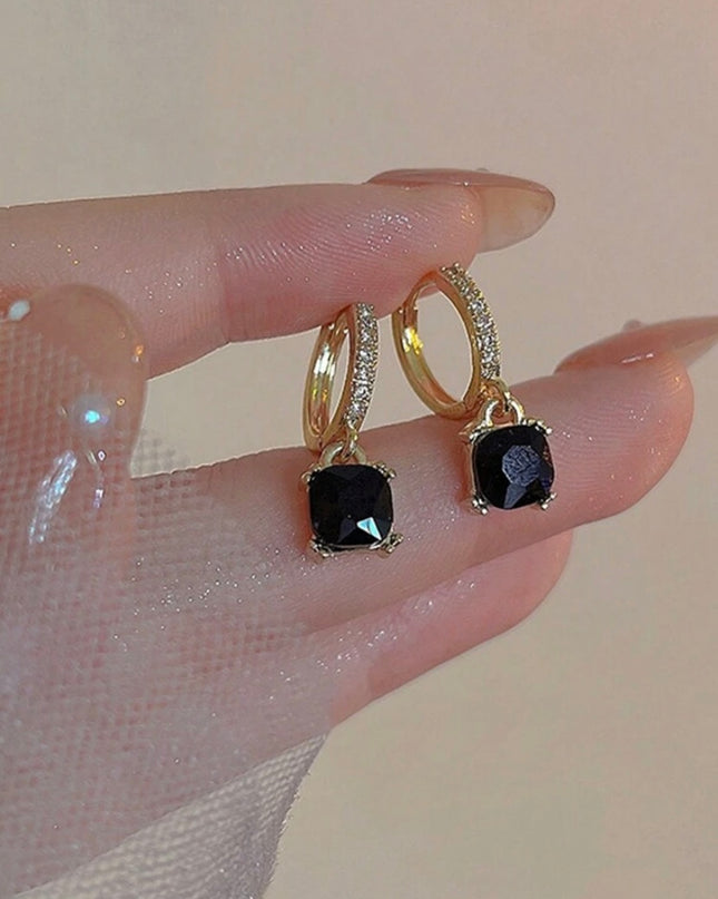 Aretes Cortos Dorados con Piedra Negra