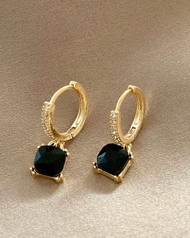 Aretes Cortos Dorados con Piedra Negra