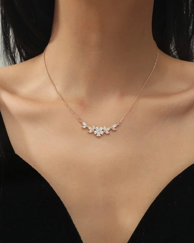 Collar con Flor y Hojas de Cristales
