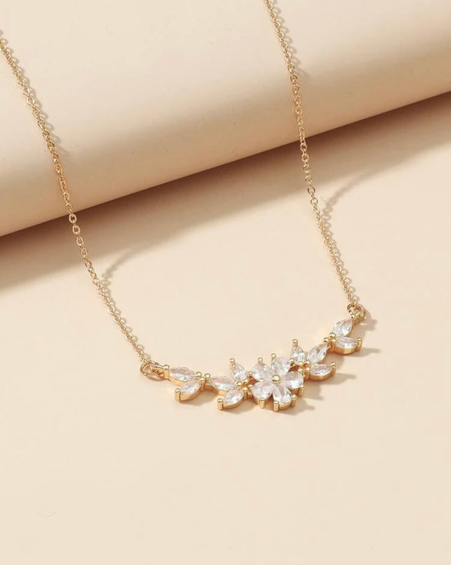 Collar con Flor y Hojas de Cristales