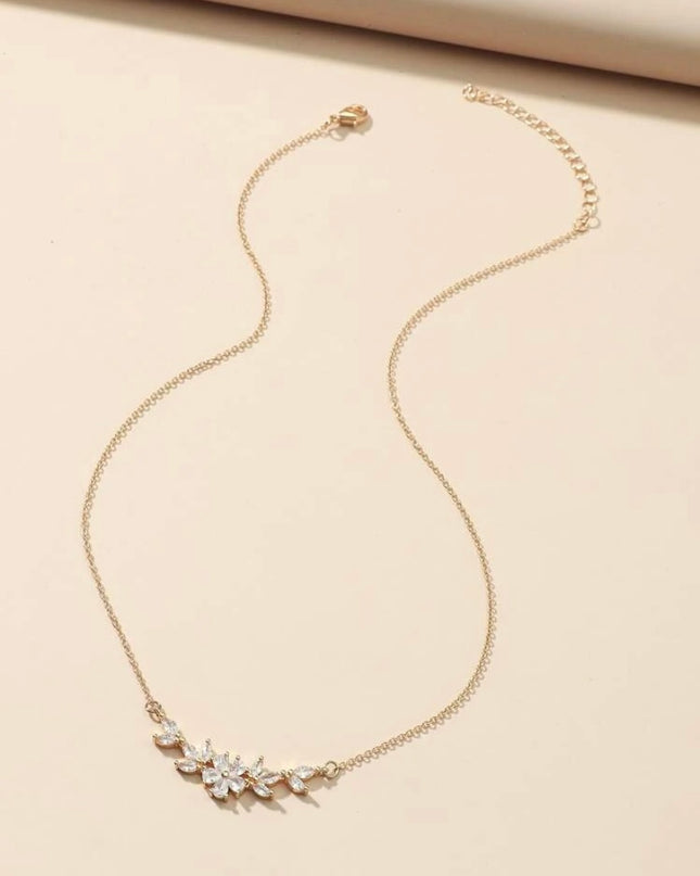 Collar con Flor y Hojas de Cristales