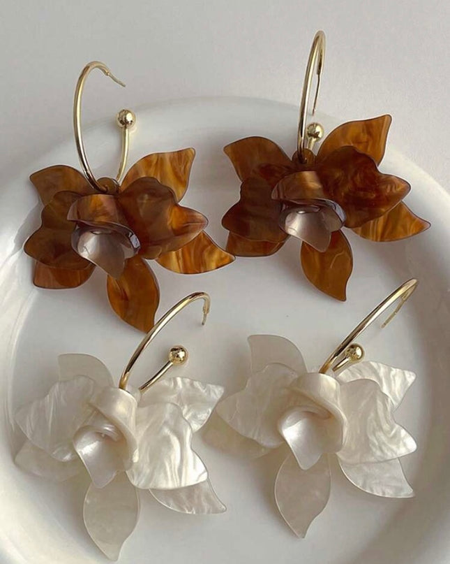 1 Par de Aretes Café o Blanco Vintage Flores Acrílicas