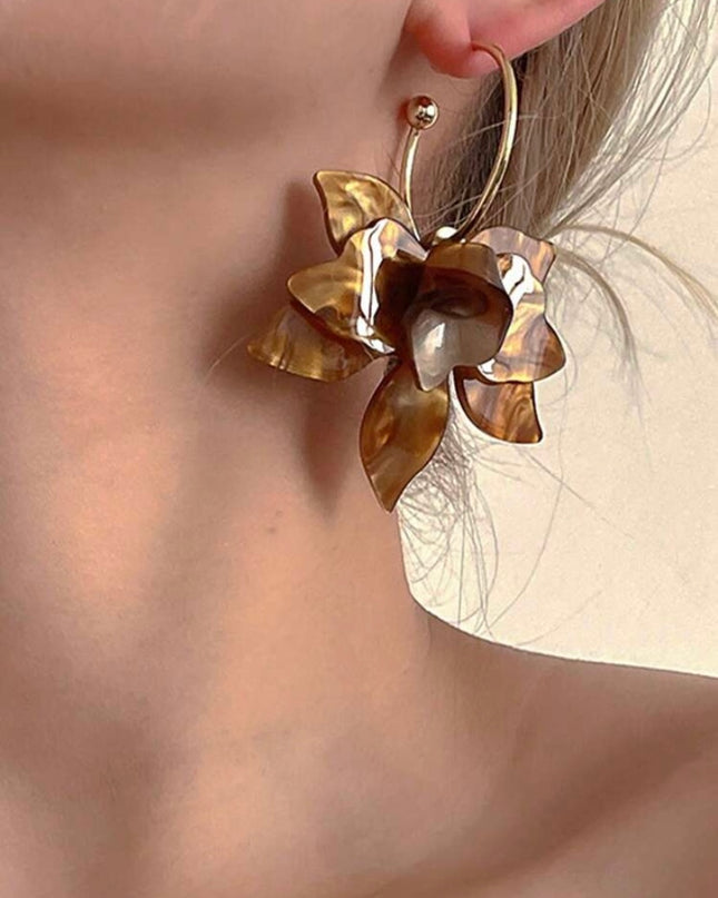 1 Par de Aretes Café o Blanco Vintage Flores Acrílicas