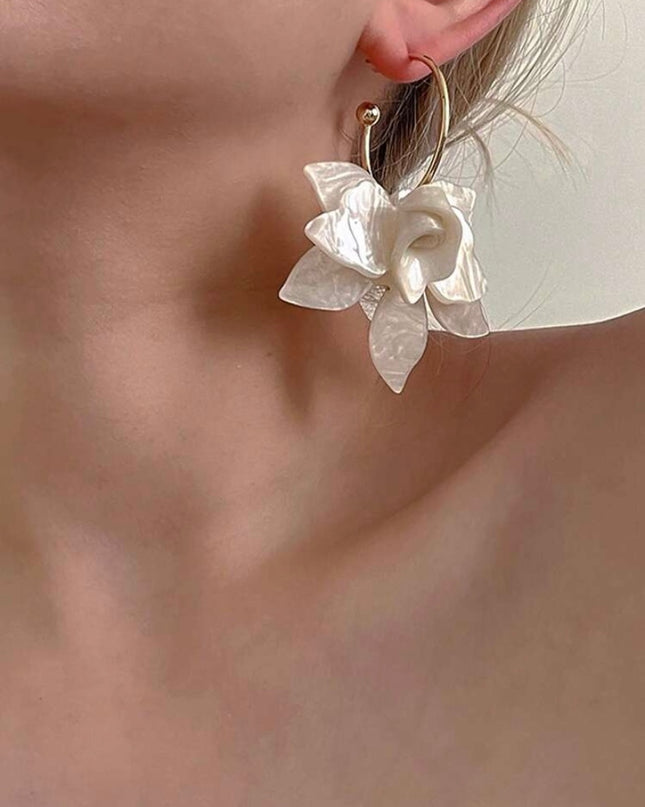 1 Par de Aretes Café o Blanco Vintage Flores Acrílicas