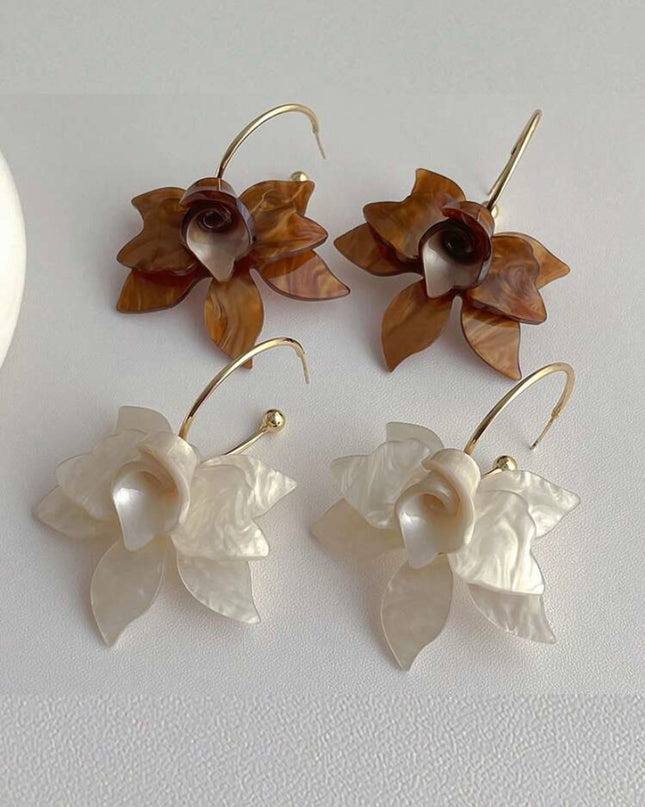 1 Par de Aretes Café o Blanco Vintage Flores Acrílicas