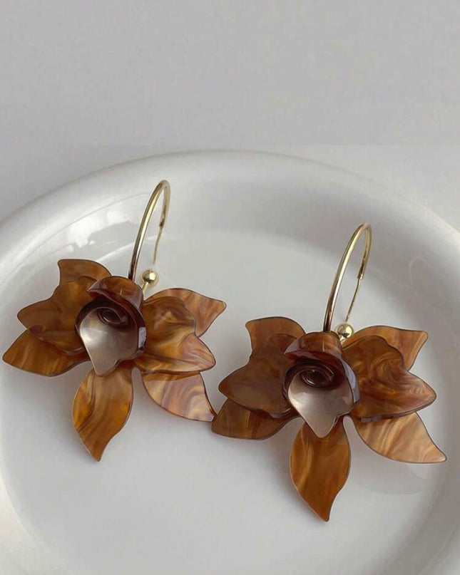 1 Par de Aretes Café o Blanco Vintage Flores Acrílicas