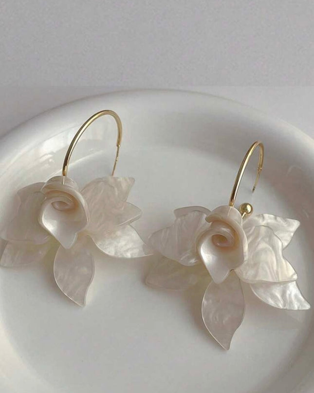 1 Par de Aretes Café o Blanco Vintage Flores Acrílicas