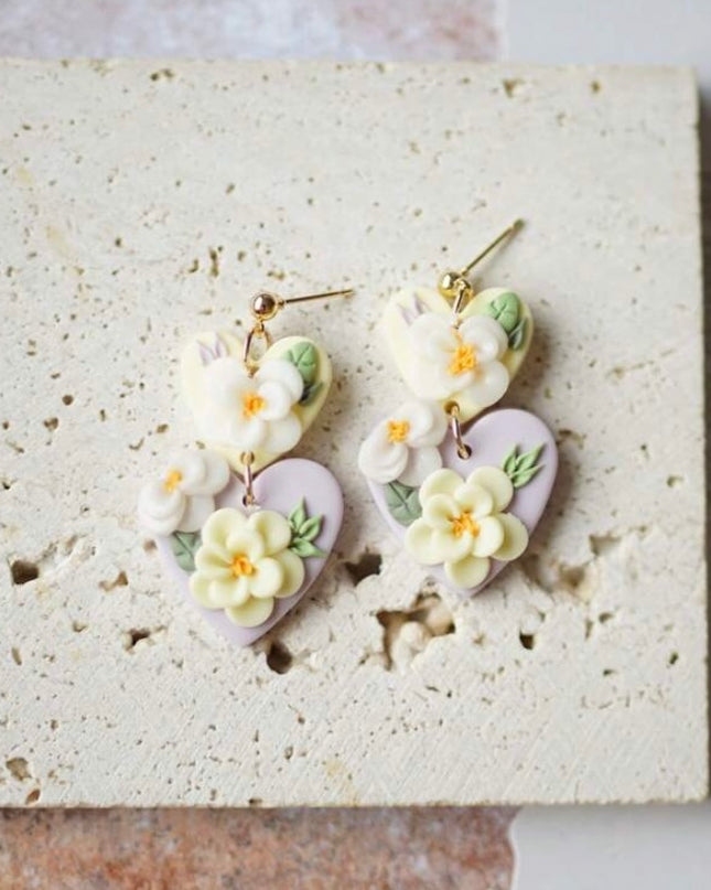 Pendientes de Cerámica Corazón Morado y Detalles de Flor