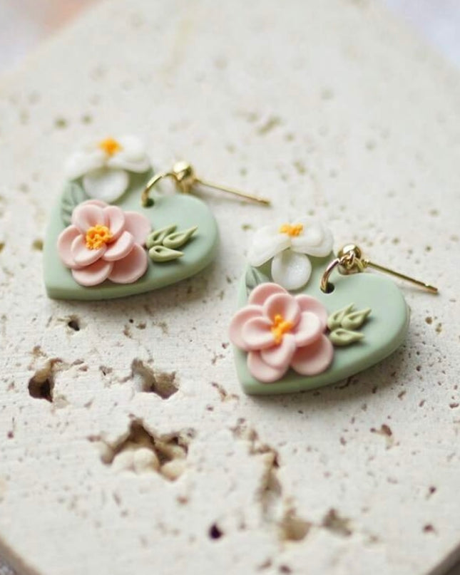 Pendientes de Cerámica Corazón Verde y Detalles de Flor