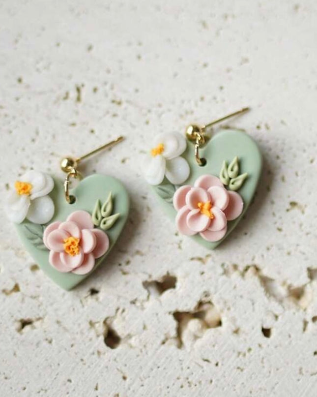 Pendientes de Cerámica Corazón Verde y Detalles de Flor