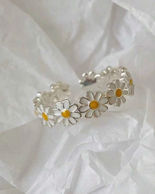 Anillo Minimalista de Margaritas