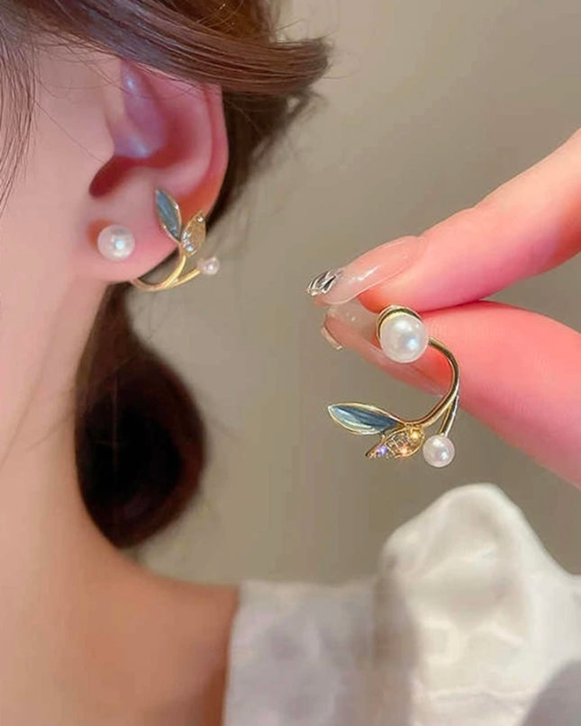 Pendientes Dorados con Diseño de Perla y Hojas