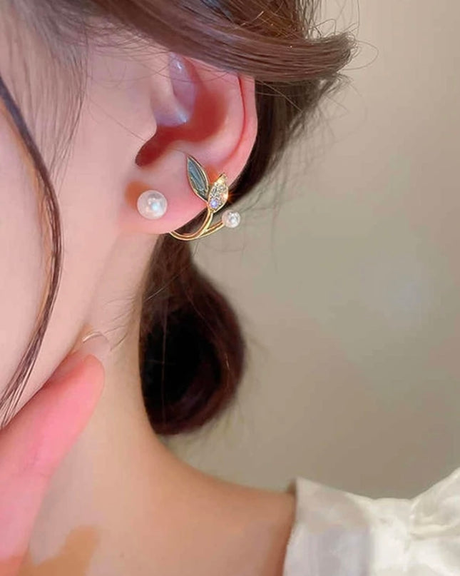 Pendientes Dorados con Diseño de Perla y Hojas
