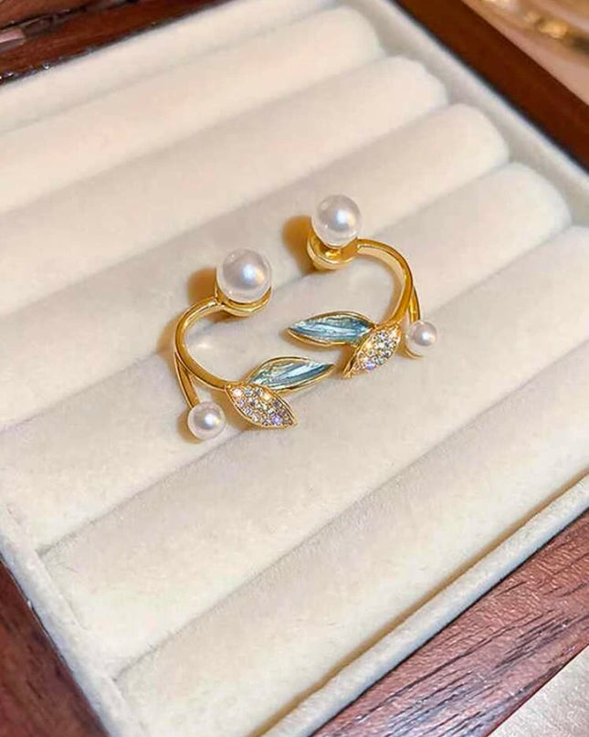 Pendientes Dorados con Diseño de Perla y Hojas