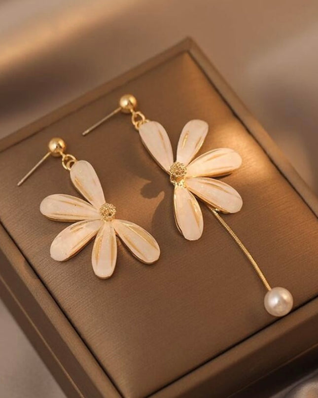 Pendientes Asimétricos de Flor Blanca con Perla