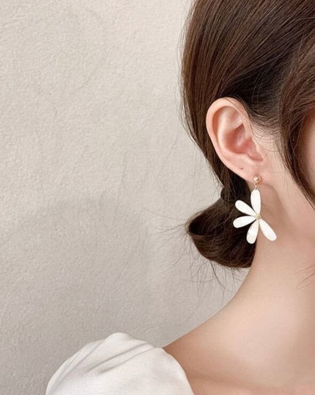 Pendientes Asimétricos de Flor Blanca con Perla