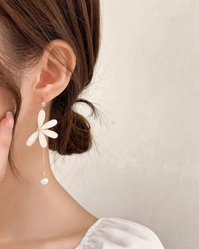 Pendientes Asimétricos de Flor Blanca con Perla
