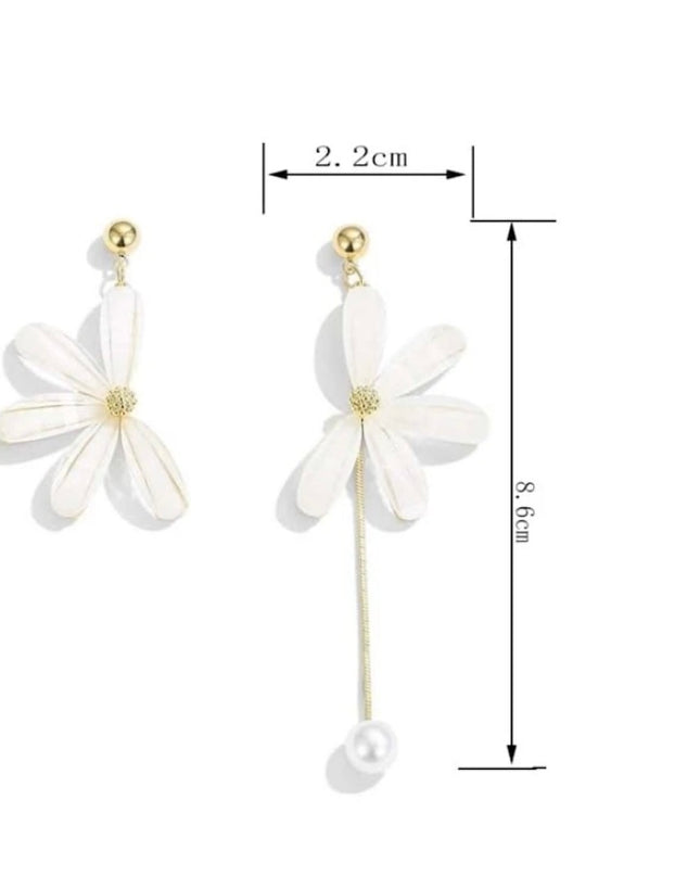 Pendientes Asimétricos de Flor Blanca con Perla