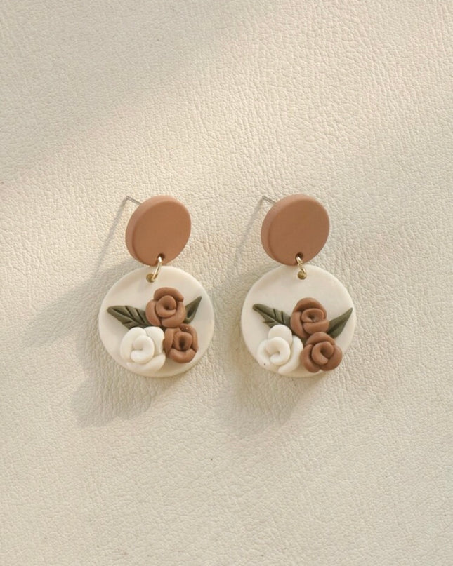 Pendientes de Arcilla con Flores Cafés