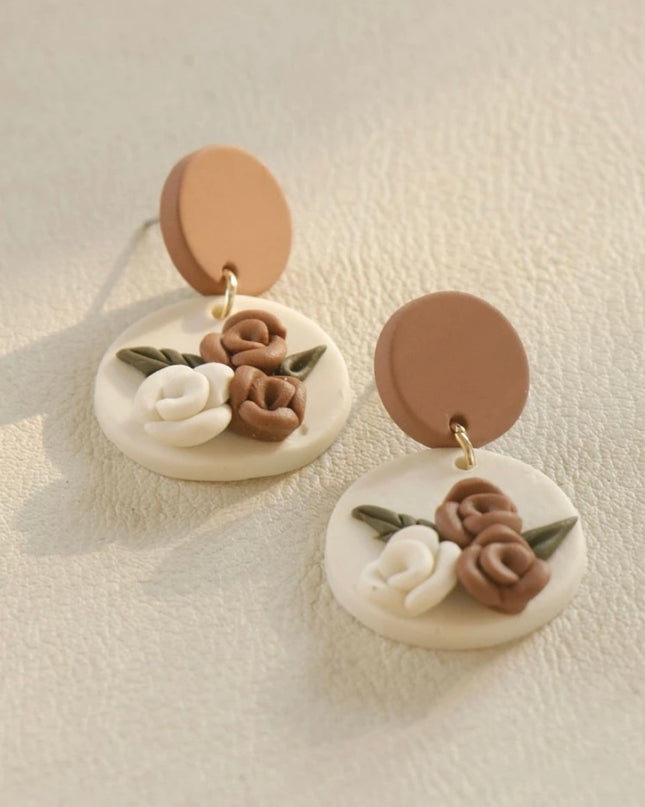 Pendientes de Arcilla con Flores Cafés