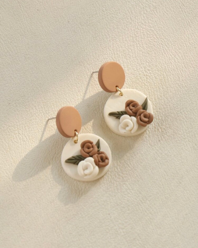 Pendientes de Arcilla con Flores Cafés