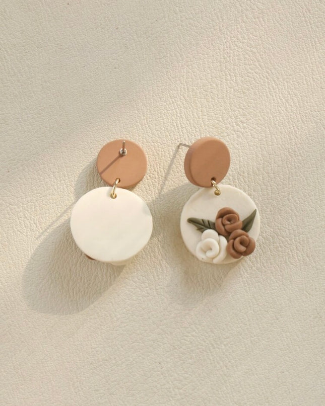 Pendientes de Arcilla con Flores Cafés