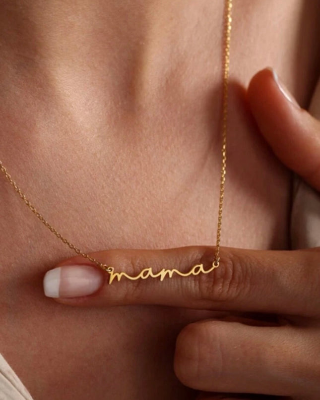 Collar Minimalista Palabra “Mamá”