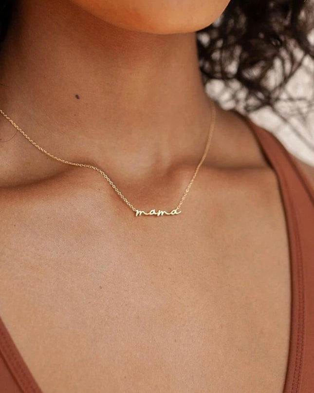 Collar Minimalista Palabra “Mamá”