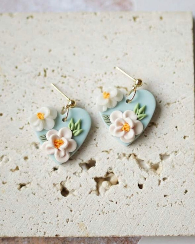 Pendientes de Cerámica Corazón Celeste y Detalles de Flor