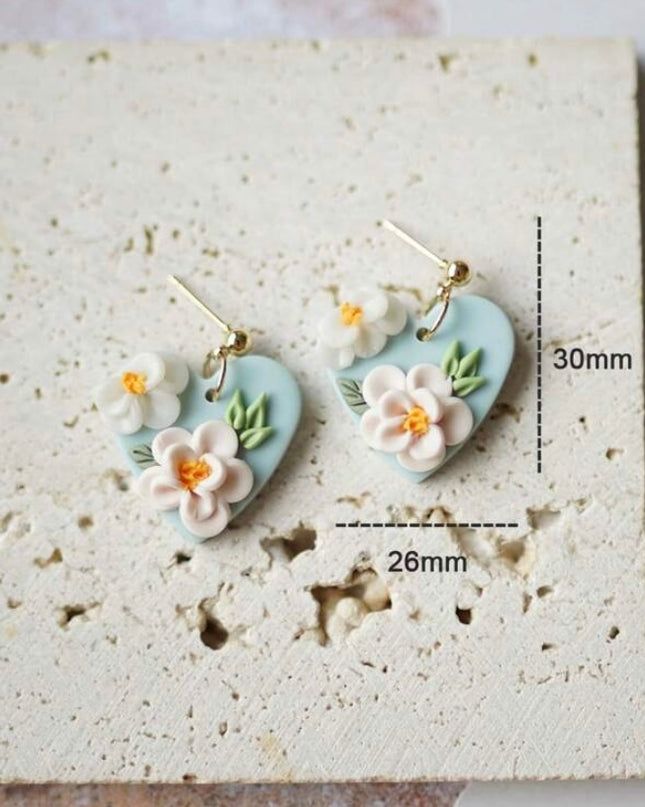 Pendientes de Cerámica Corazón Celeste y Detalles de Flor