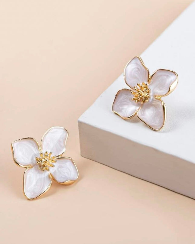Pendientes Flor Blanca con Detalles Dorados