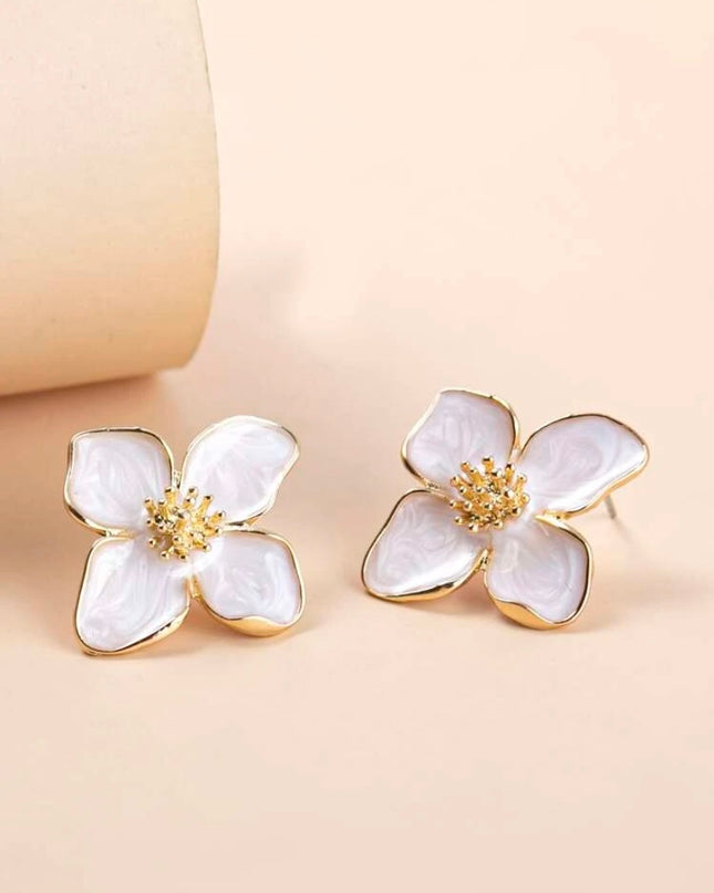 Pendientes Flor Blanca con Detalles Dorados