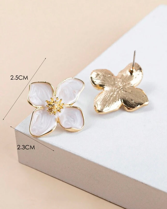 Pendientes Flor Blanca con Detalles Dorados