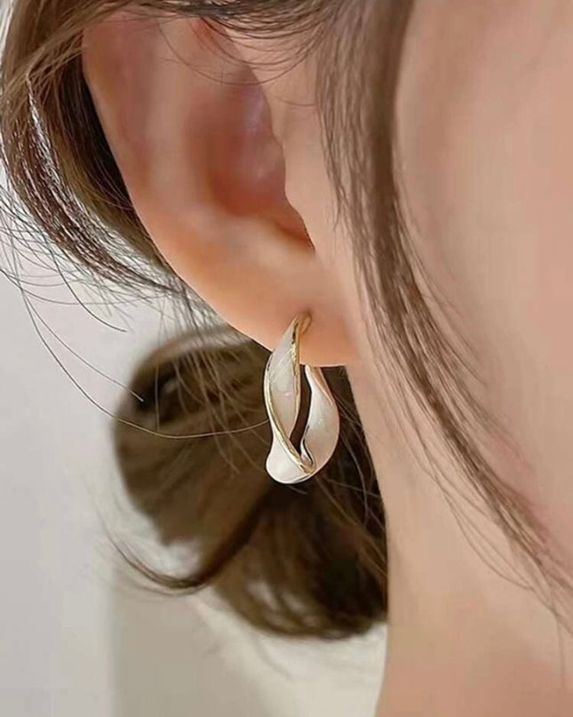 Argollas Blancas con Detalles Dorados