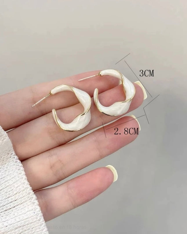 Argollas Blancas con Detalles Dorados