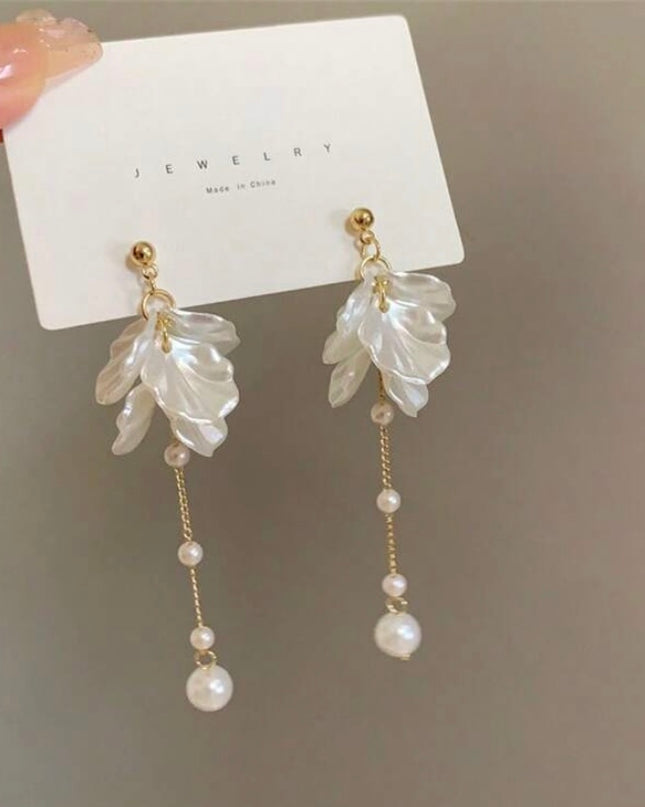 Aretes Colgantes Pétalos Pequeños con Perlas