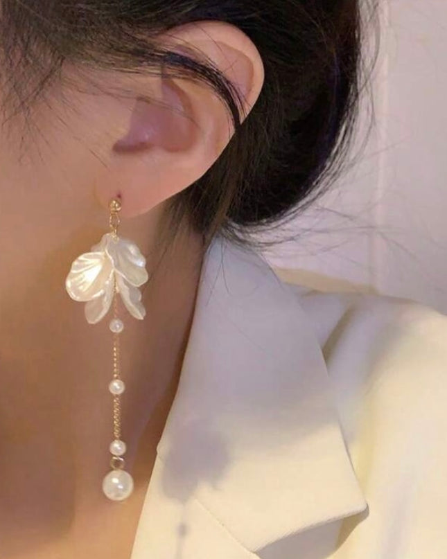 Aretes Colgantes Pétalos Pequeños con Perlas