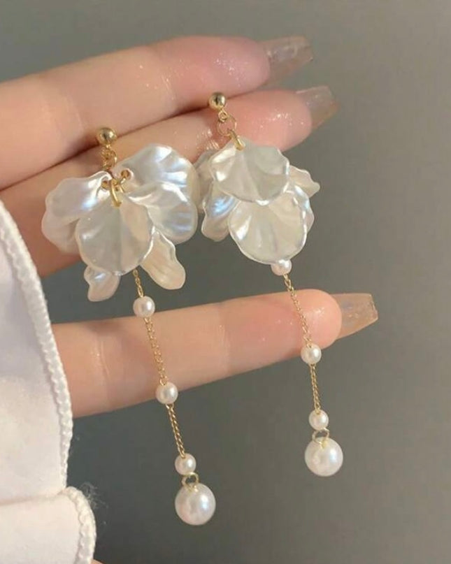 Aretes Colgantes Pétalos Pequeños con Perlas