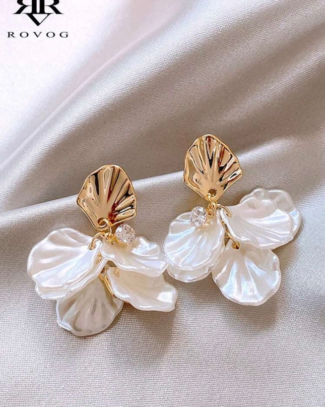 Aretes Dorados Pétalos Blancos Grandes