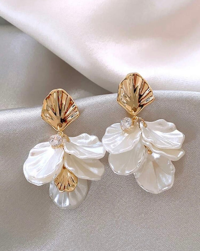 Aretes Dorados Pétalos Blancos Grandes