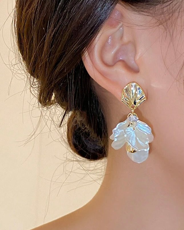 Aretes Dorados Pétalos Blancos Grandes