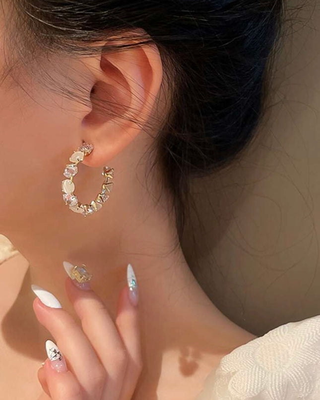 Aros Dorados con Piedras Blancas y Diamantes